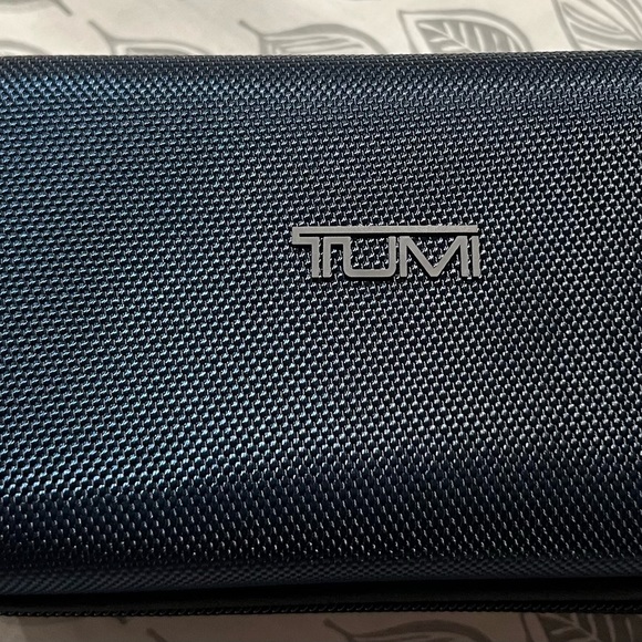 - SOLD Tumi x Delta toiletry bag - Picture 2 of 3